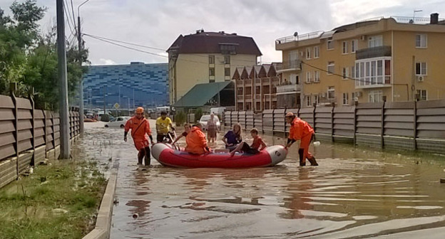 Жителей поселка Мирнй перевозят из домов на лодках спасатели МЧС. Сочи, 26 июня 2015 г. Фото Анны Грицевич для "Кавказского узла"