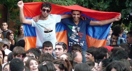 Участники акции против подорожания электроэнергии. Ереван, 29 июня 2015 г. Фото Армине Мартиросян для "Кавказского узла"