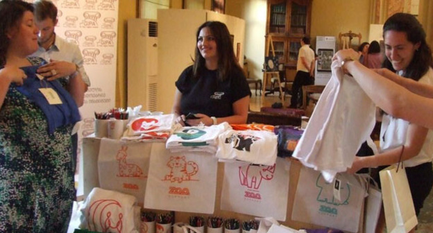 Благотворительная выставка, посвященная стихии 13 июня. Тбилиси, июнь 2015 г. Фото Эдиты Бадасян для "Кавказского узла"