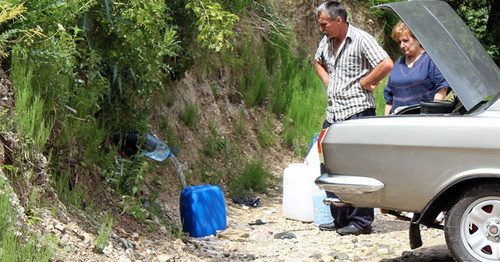 Жители Алагира берут питьевую воду из горного источника. Июнь 2015 г. Фото Эммы Марзоевой для "Кавказского узла"