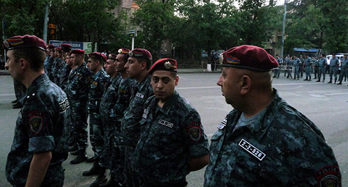 Полицейский кордон, Ереван, 1 июля 2015 год. Фото Армине Мартиросян для "Кавказского узла"