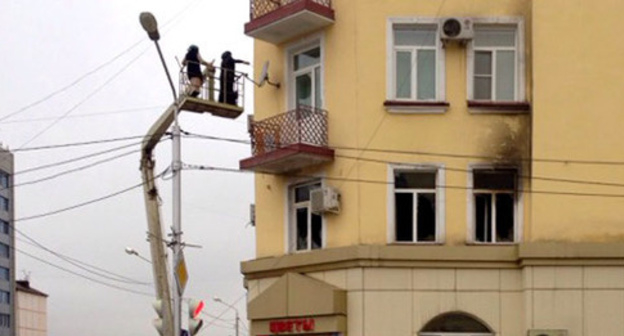 Возгорание в квартире, где расположен офис Сводной мобильной группы (СМГ). Грозный, 15 декабря 2014 г. Фото Ахмеда Альдебирова для "Кавказского узла"