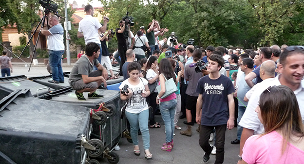 Участники протеста против подорожания электроэнергии. Ереван, 1 июня 2015 г. Фото Армине Мартиросян для "Кавказского узла"