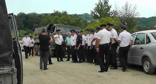 Сотрудники полиции находятся в боевой готовности для подавления протеста жителей Черешни, 1 июля 2015 год. Фото Анны Грицевич для "Кавказского узла"