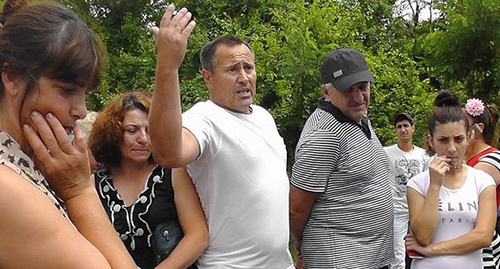 Жители села Черешня собрались на сельский сход, чтобы выяснитьпочему свалку организовали на территории села. Фото Анны Грицевич для "Кавказского узла" Жители села Черешня собрались на сельский сход, чтобы выяснитьпочему свалку организовали на территории села. Фото Анны Грицевич для "Кавказского узла"