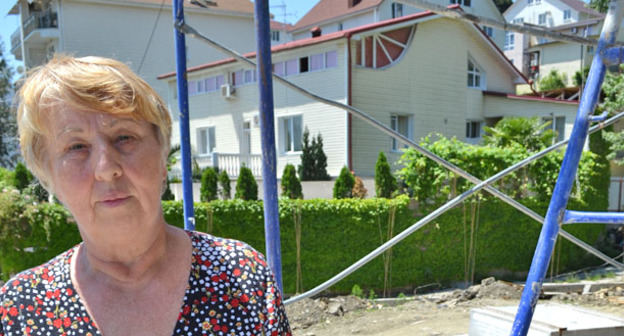 Нина Дубовая на своем участке, захламленном нелегальной стройкой. Сочи, июль 2015 г. Фото Светланы Кравченко для "Кавказского узла"