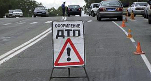 Оформление ДТП на трассе. Фото: http://skfo.ru/news/2012/10/12/V_dorojnoy_avarii_vChechne_1chelovek_pogib_i_3gospitalizirovany/