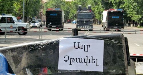 Акция протеста против подорожания электроэнергии. Надпись на плакате "Не мусорить!". 24 июня 2015 г. Фото Тиграна Петросяна для "Кавказского узла"
