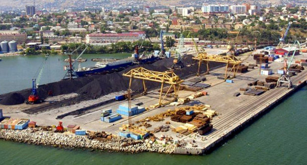 Махачкалинский морской торговый порт. Фото http://mmport.ru/