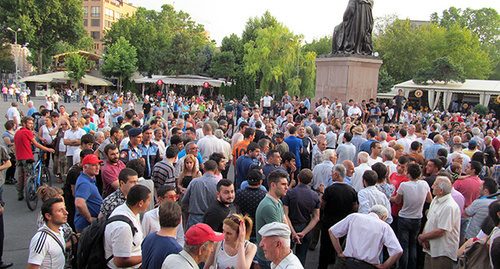 Активисты на площади Свободы. Ереван, 7 июля 2015 г. Фото Армине Мартиросян для "Кавказского узла"