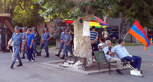 Полиция патрулирует на площади Свободы. Ереван, 7 июля 2015 г. Фото Армине Мартиросян для "Кавказского узла"