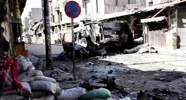 Улица в Алеппо после боёв. Сирия. Фото https://ru.wikipedia.org/wiki/%D0%91%D0%BE%D0%B8_%D0%B2_%D0%90%D0%BB%D0%B5%D0%BF%D0%BF%D0%BE#/media/File:Bombed_out_vehicles_Aleppo.jpg