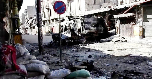 Улица в Алеппо после боёв. Сирия. Фото https://ru.wikipedia.org/wiki/%D0%91%D0%BE%D0%B8_%D0%B2_%D0%90%D0%BB%D0%B5%D0%BF%D0%BF%D0%BE#/media/File:Bombed_out_vehicles_Aleppo.jpg