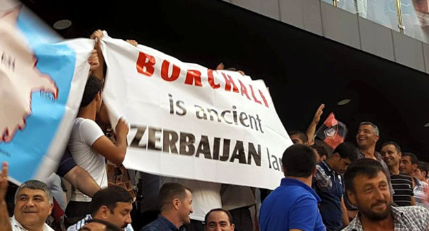 Фанаты "Габалы" с плакатом "Борчалы – древняя азербайджанская земля!" во время матча "Габала"-"Динамо". 9 июля 2015 г. Фото: Анар Шабаноглу http://www.1news.az