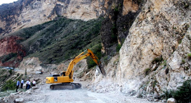 Ремонт автодороги Чалда - Карадах. Дагестан, июль 2015 г. Фото пресс-службы Агентства по транспорту и дорожному хозяйству РД