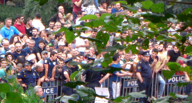 Болельщики собрались в парке Ваке, откуда начинается очередь за билетами. Тбилиси, 12 июля 2015 г. Фото Инны Кукуджановой для "Кавказского узла"