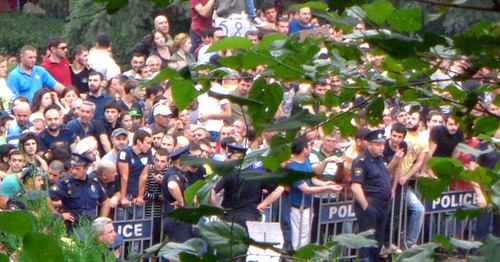 Болельщики собрались в парке Ваке, откуда начинается очередь за билетами. Тбилиси, 12 июля 2015 г. Фото Инны Кукуджановой для "Кавказского узла"
