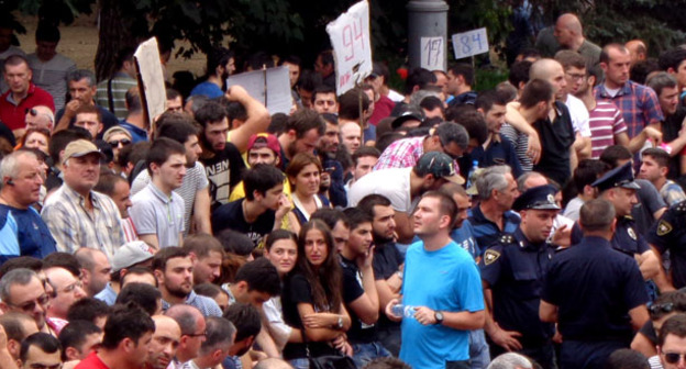 Очередь в парке Ваке во время продажи билетов на матч между "Севильей" и "Барселоной". Тбилиси, 12 июля 2015 г. Фото Инны Кукуджановой для "Кавказского узла"