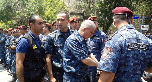 Сотрудники полиции выстроились в шеренгу для разгона демонстрантов. Ереван, 7 июля 2015 г. Фото Армине Мартиросян для "Кавказского узла"
