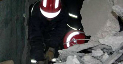 На месте происшествия работают сотрудники спасательных и чрезвычайных служб. Тбилиси, 14 июля 2015 г.  
Фото: sputnik-georgia.ru
