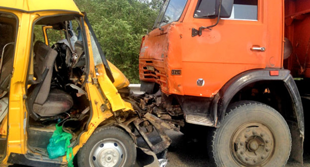 Пассажирский микроавтобус «Газель» и грузовик «КамАЗ» столкнулись сегодня в Новоалександровском районе Ставрополья. 15 июля 2015 г. Фото предоставлено БДД УГИБДД