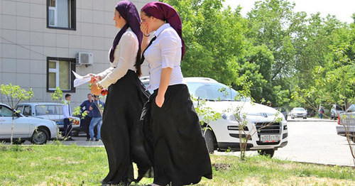 Выпускницы после сдачи ЕГЭ. Фото Магомеда Магомедова для "Кавказского узла"