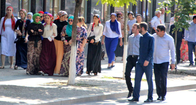 Девушки на улицах Грозного. Фото Магомеда Магомедова для "Кавказского узла"