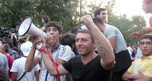 Демонстранты во время акции протеста против подорожания электроэнергии. Ереван, 1 июля 2015 г. Фото Армине Мартиросян для "Кавказского узла"