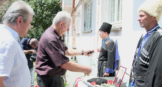 Перед началом церемонии открытия мемориальной доски на доме, где проживал атаман Владимир Костионов. Владикавказ, 15 июля 2015 г. Фото Дмитрия Тамерланова для "Кавказского узла"