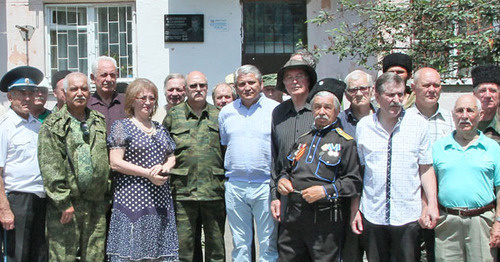 Участники церемонии открытия мемориальной доски на доме, где проживал атаман Владимир Костионов. Владикавказ, 15 июля 2015 г. Фото Дмитрия Тамерланова для "Кавказского узла"