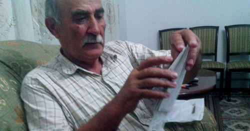 Мирзамагомед Лукманов показывает свои документы и квитанции об оплате. Фото Аиды Гаджиевой для "Кавказского узла"