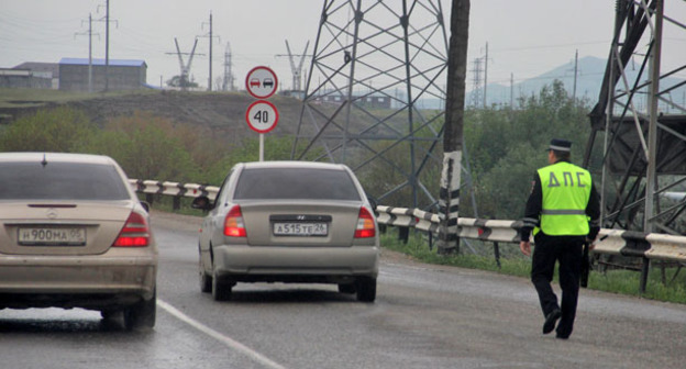 Сотрудник ДПС. Фото Магомеда Магомедова для "Кавказского узла"