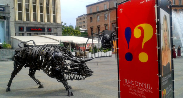 Возле Национального академического театра оперы и балета, где проходил фестиваль "Золотой абрикос". Ереван, 19 июля 2015 г. Фото Армине Мартиросян для "Кавказского узла"