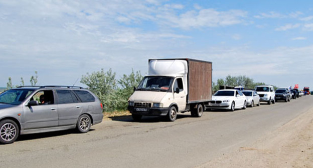 Очередь из машин на Керченской переправе. Фото Ильяса Богатырева для "Кавказского узла"