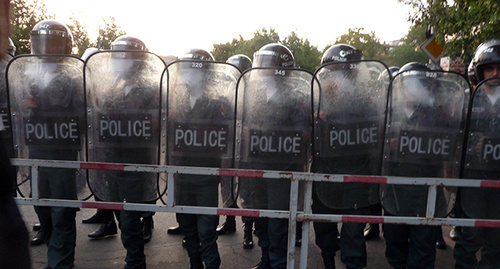 Полицейские выстроились в кордон во время акции протеста против подорожания электроэнергии. Ереван, 29 июня 2015 г. Фото Армине Мартиросян для "Кавказского узла"