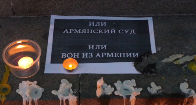 Свечи и плакат участников акции на площади Свободы. Ереван, 14 января 2015 г. Фото Армине Мартиросян для "Кавказкого узла"