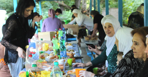 Блюдами адыгской кухни угостили сирийских черкесов жительницы республики, организовавшие праздничный обед. КБР, 18 июля 2015 г. Фото Людмилы Маратовой для "Кавказского узла"