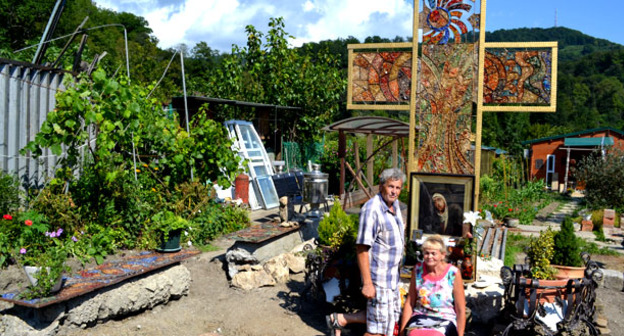 Любовь Берчанова и Василий Журавлев, хозяева снесенного дома 24 по улице Изобильная в селе Ордынка возле памятника коррупции. Сочи, июль 2015 г. Фото Светланы Кравченко для "Кавказского узла"