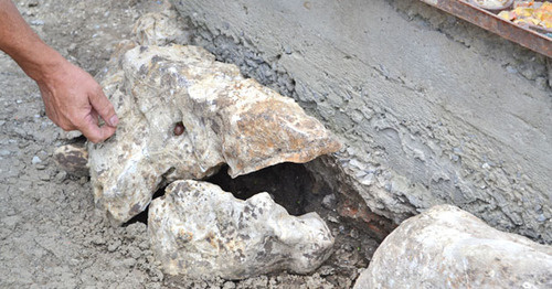 Камни-коррупционеры, найденные под снесенным домом. Сочи, июль 2015 г. Фото Светланы Кравченко для "Кавказского узла"