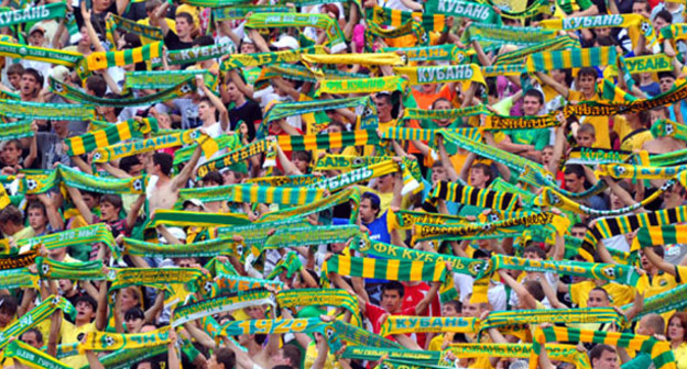 Болельщики футбольного клуба "Кубань". Фото http://www.fckuban.ru/