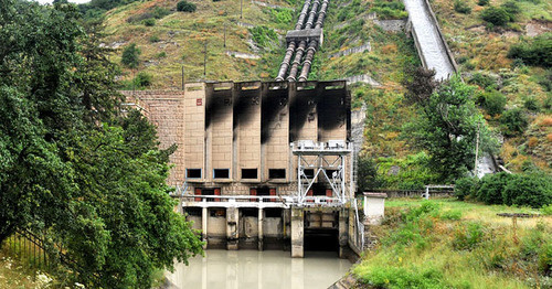 Баксанская ГЭС после диверсии 21 июля 2010 года. Фото: Aleshru https://ru.wikipedia.org
