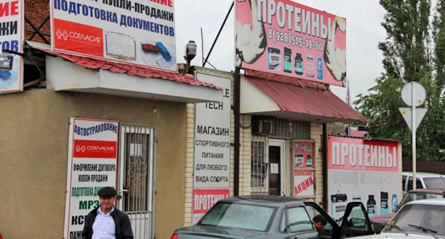 Городские магазины в Хасавюрте. Дагестан. Фото Магомеда Магомедова для "Кавказского узла"