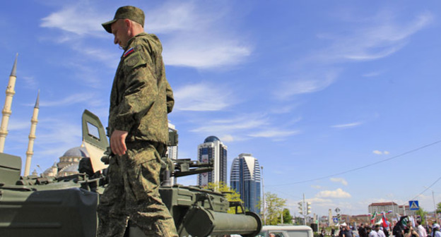 Военнослужащий на танке в центре Грозного. 8 мая 2015 г. Фото Магомеда Магомедова для "Кавказского узла"