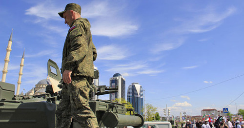 Военнослужащий на танке в центре Грозного. 8 мая 2015 г. Фото Магомеда Магомедова для "Кавказского узла"