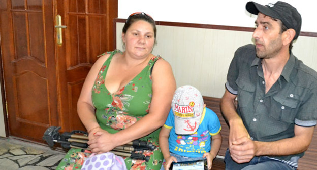 Семья Демерчян (слева направо - супруга Людмила, сын и Мардирос Демерчян) перед судебным заседанием. Сочи, июль 2014 г. Фото Светланы Кравченко для "Кавказского узла"