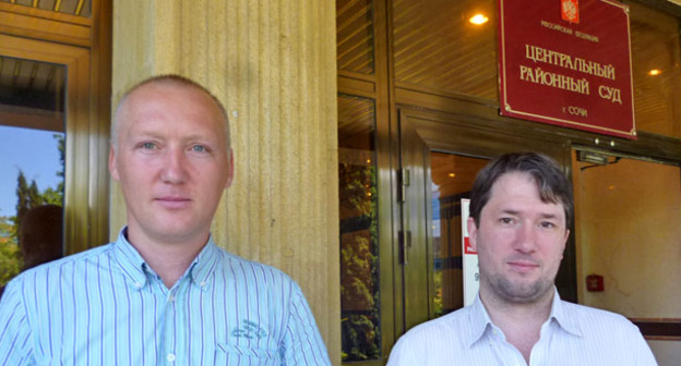 Олег Валов (слева) и Роман Шикарев возле суда Центрального района Сочи, июль 2015 г. Фото Светланы Кравченко для "Кавказского узла"