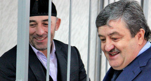 Курман-Али Байчоров (слева) и его адвокат Алауди Мусаев в зале суда. Ставропольский край, 2 декабря 2014 г. Фото Магомеда Магомедова для "Кавказского узла"