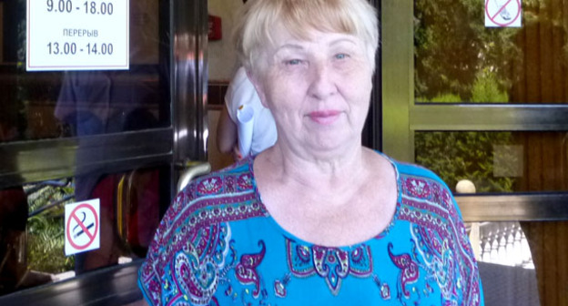 Нина Дубовая у входа в суд Центрального района Сочи. Фото Светланы Кравченко для "Кавказского узла"