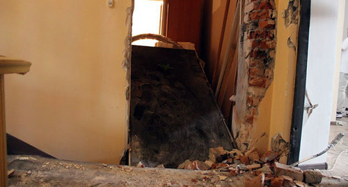 Выломанная дверь в офисе СМГ. Грозный, 3 июня 2015 г.
