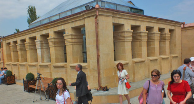 Здание, построенное над землянкой Петра I на территории комплекса "Дом Петра I". Дербент, 24 июля 2015 г. Фото Патимат Махмудовой для "Кавказского узла"